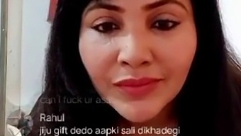 भारतीय हंक अपनी गांड और स्तनों को उजागर करता है।