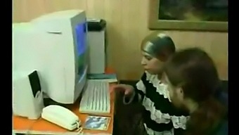 משפחה רוסית מתחילה מתפנקת בפעילויות של מתנדנדות טאבו
