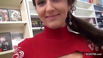 Mladá Dočasná Zamestnankyňa Je V Tomto Xxx Klipe V Obchode S Videami Ojebená A Tehotná