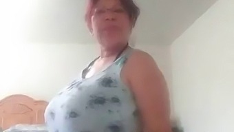 Futai Cu O Pradă Mare Și Sâni Mari