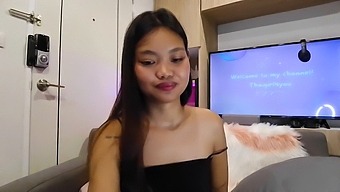 Abigail2634 Reveals Her Juicy Wet Pussy On Webcam