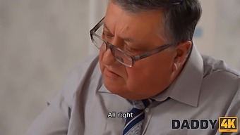 Papá Con Un Gran Culo Controla A Su Pareja Con Un Control Remoto.