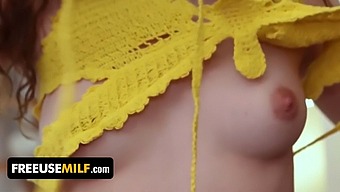 Barbie Madura Tem Suas Necessidades Atendidas Por Sua Enteada E Enteado Em Um Ménage À Trois
