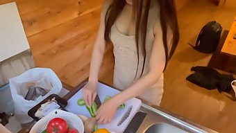 짧은 치마를 입은 여자와 함께하는 장난스러운 만남에 세 명의 남자들이 합류합니다