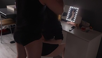 Manžel Dáva Manželke Fajku V Sprche Ako Odmenu Za Jej Žiadosť O Farbenie Vlasov