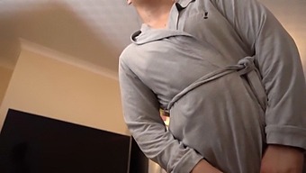 מפגש Pov עם Milf מפתה שתופסת את בנה החורג מתאונן
