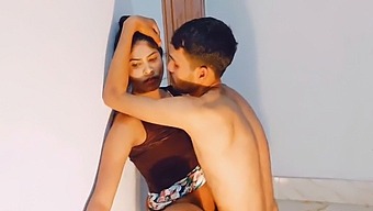 Hanif Og Sumona Deltar I Seksuell Aktivitet Med En Stor Penis Og Skjeden Til En Opphisset Stesøster.