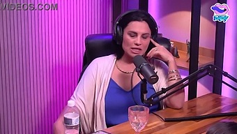 المضيف تلقى المتعة الفموية على مهبلها