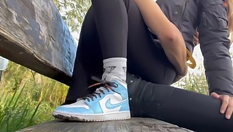 Amatérský Pár Se V Parku Vyžívá Ve Výstředním Sexu