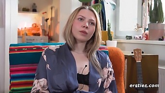 Berlins Låtskriver Nelio Har En Solo Onaniøkt I Et Felles Rom