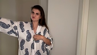 Le Beau-Fils Regarde Les Énormes Seins De Sa Belle-Mère Se Frotter Contre Le Sèche-Linge Lors D'Une Rencontre Chaude