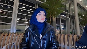 Nadja, Iranilainen Nainen Jolla On Huivi, Kokee Anaaliseksiä Vessassa Ja Käytävällä Maksuna Lentolipusta