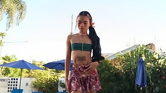 小巧的公主和巨大的实体在每一刻的激烈相遇